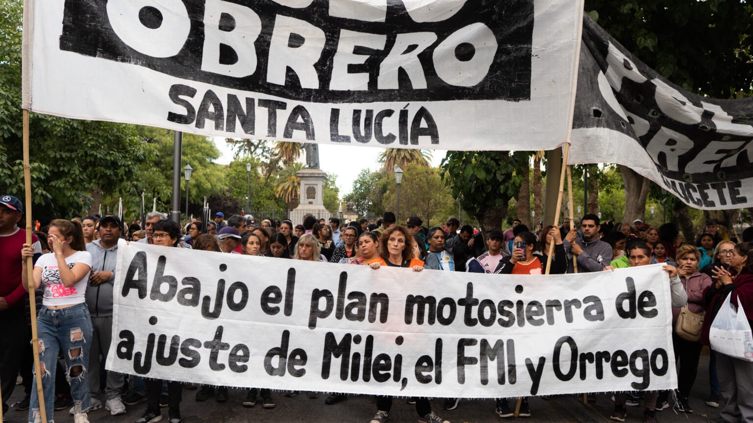 La multitudinaria marcha en San Juan contra el ajuste de Milei y el ...