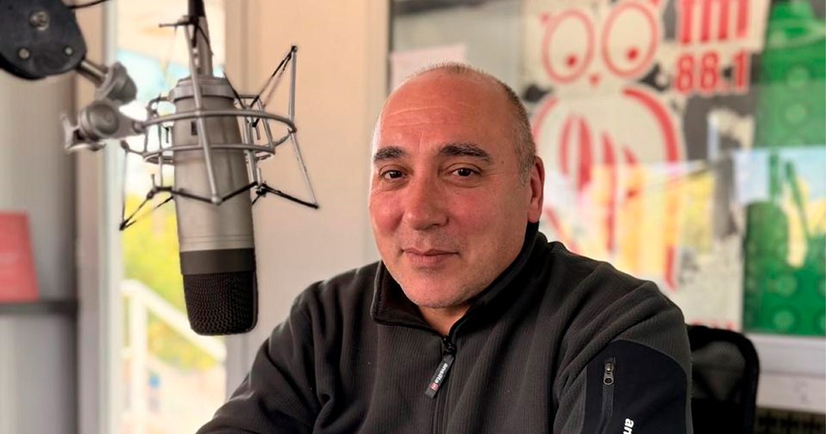 El diputado nacional José Peluc durante una entrevista en Radio Comunitaria La Lechuza en San Juan