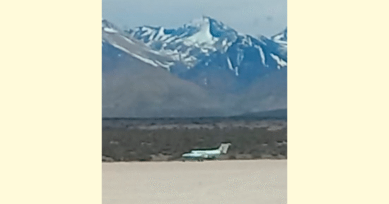 Avión de EEUU aterrizando en la Pampa del Leoncito, San Juan, para ver el radiotelescopio chino