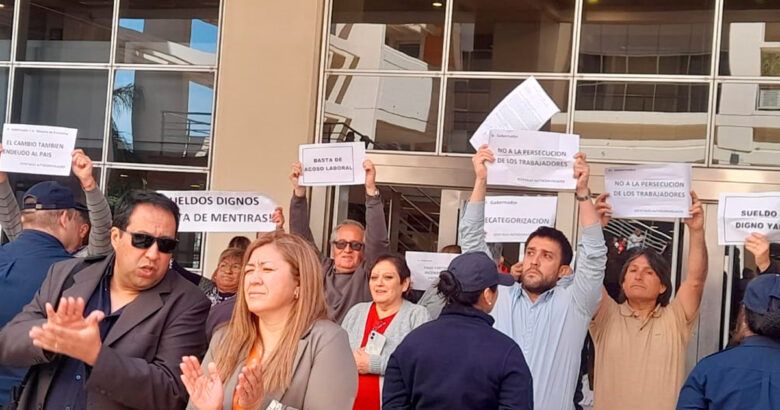 Trabajadores estatales autoconvocados con pancartas frente al Centro Cívico de San Juan durante un acto oficial en 2025