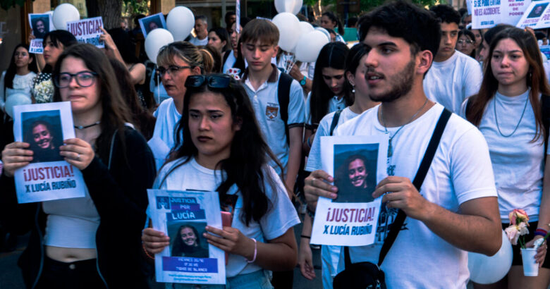 Jóvenes marchan en San Juan pidiendo justicia por Lucía Rubiño, con carteles y fotos de la víctima.