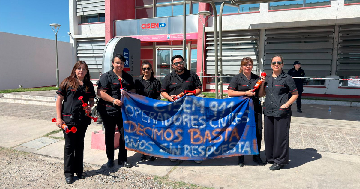 Trabajadores del CISEM 911 protestan en San Juan con una bandera en la puerta del edificio, exigiendo recategorización y mejores condiciones laborales