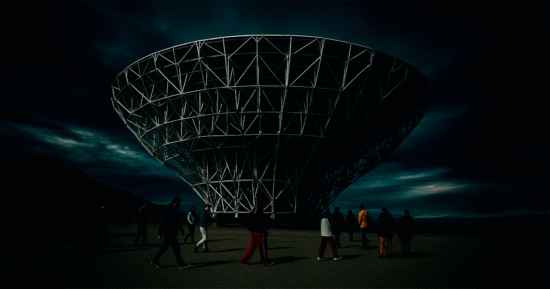 Radiotelescopio CART en San Juan, imagen editada con IA para portada periodística