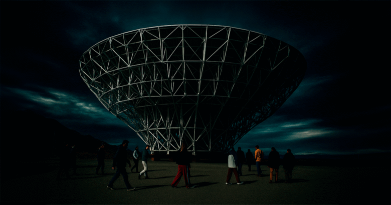 Radiotelescopio CART en San Juan, imagen editada con IA para portada periodística