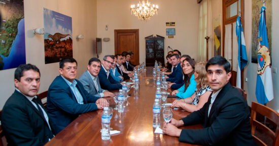 Intendentes sanjuaninos sentados con el gobernador Orrego en 2023.