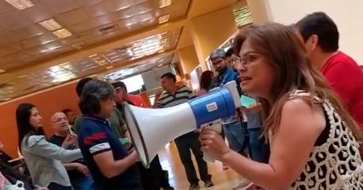 Patricia Ortiz con un megáfono durante la protesta de trabajadores estatales en el Centro Cívico de San Juan, el viernes 31 de octubre.