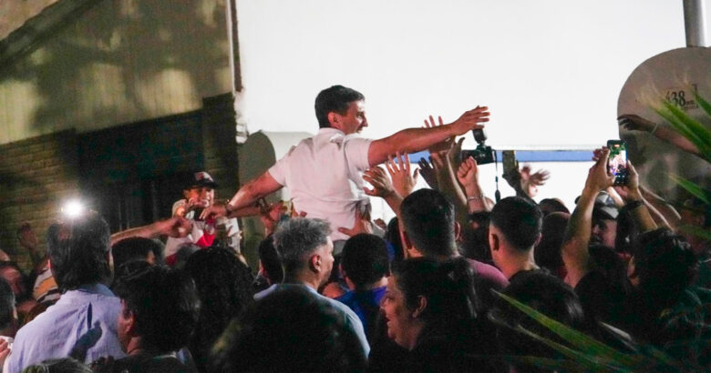 Cristian Andino festejando en la sede del PJ. Elecciones 2025.