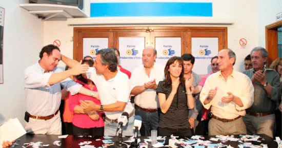 Guillermo Baigorrí y Roberto Basualdo en un acto de Producción y Trabajo en 2012, junto a Susana Laciar y José Gazzé.