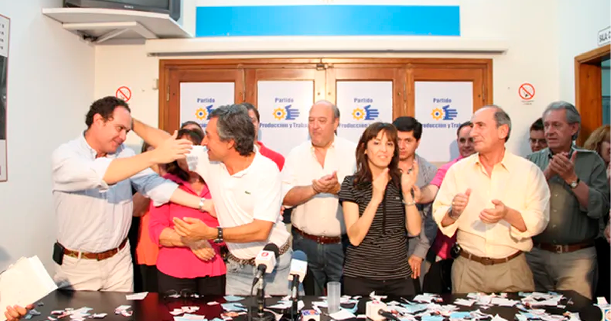 Guillermo Baigorrí y Roberto Basualdo en un acto de Producción y Trabajo en 2012, junto a Susana Laciar y José Gazzé.