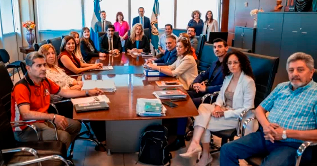 Reunión de negociación paritaria docente en San Juan con autoridades del Gobierno y representantes gremiales en el Centro Cívico