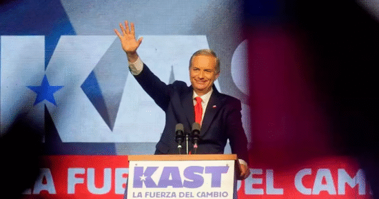 José Antonio Kast saluda tras ganar el balotaje presidencial en Chile en diciembre de 2025