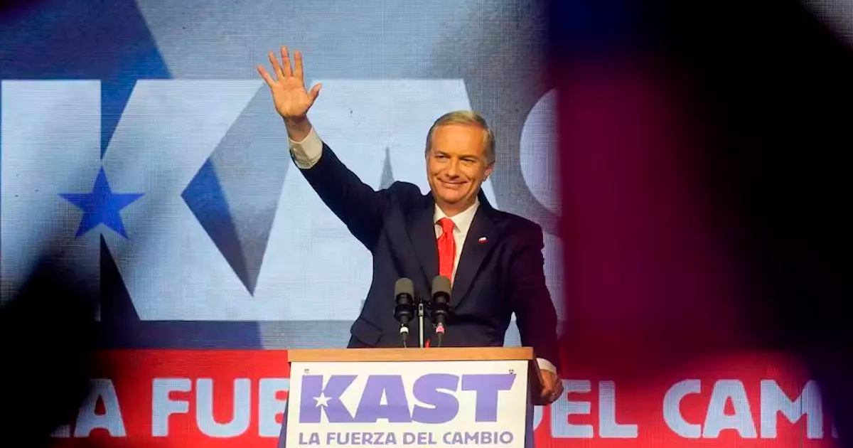 José Antonio Kast saluda tras ganar el balotaje presidencial en Chile en diciembre de 2025