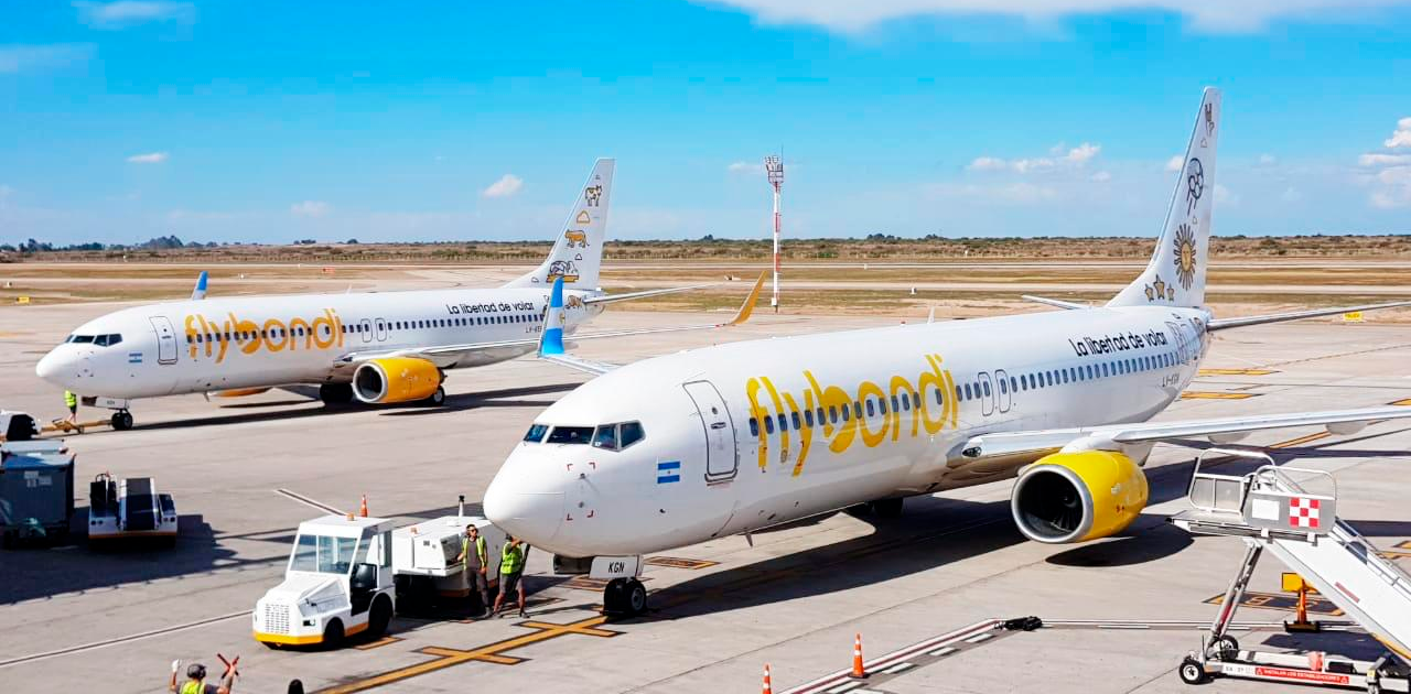 Aviones de Flybondi en pista, en medio de cancelaciones y demoras de vuelos desde y hacia San Juan en enero de 2026