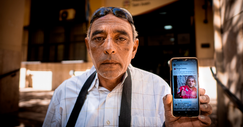 Renato Paredes mostrando una foto de su hermano Daniel en la puerta de Tribunales. Foto: Leandro Porcel