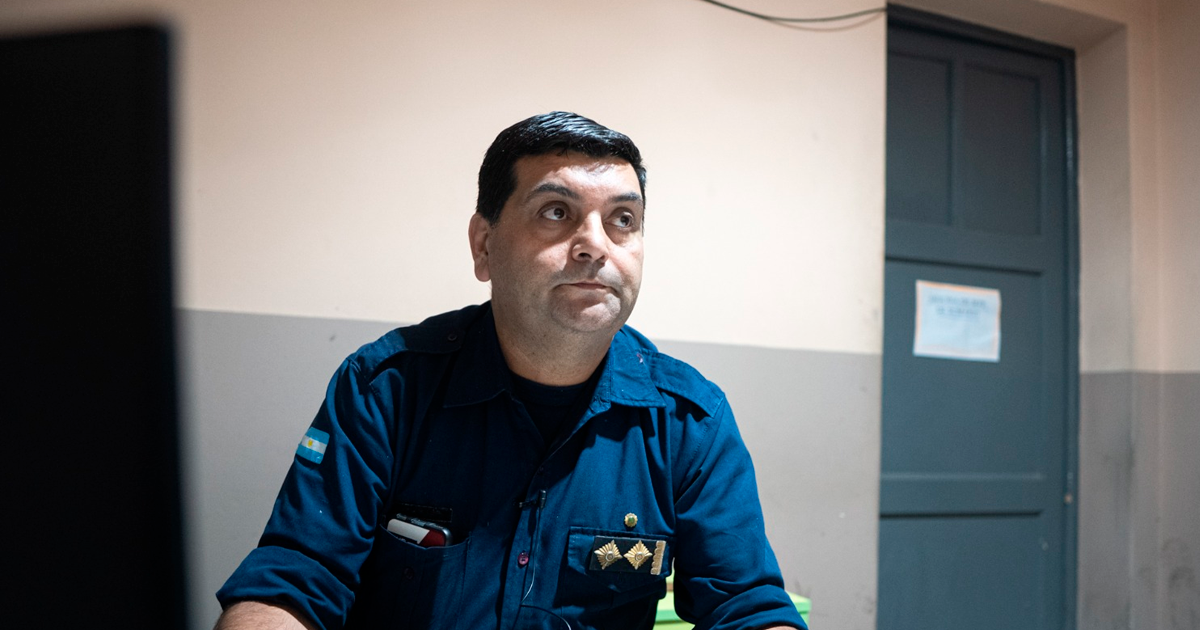 Omar Reinoso, comisario de la seccional 12 de Valle Fértil. Foto: Leandro Porcel para La Mecha.